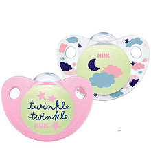 Carica l'immagine nel visualizzatore di Gallery, NUK 10177145 Trendline Night &amp; Day - Ciuccio luminoso in silicone, 18-36...