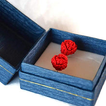 Carica l&#39;immagine nel visualizzatore di Gallery, Orecchini rose rosse chiodini gioielli a perno regalo per lei all&#39;uncinetto...