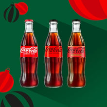 Carica l'immagine nel visualizzatore di Gallery, Coca-Cola Christmas Box – Box Limited Edition con 3 Bottiglie di Vetro da 330ml Coca-Cola Assortite, 1 Apribottiglie, 1 Vassoio e 4 Decorazioni Natalizie Trudi