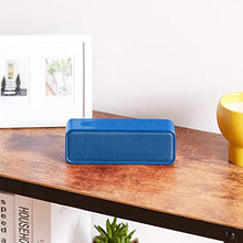 Carica l'immagine nel visualizzatore di Gallery, AmazonBasics - Altoparlante Bluetooth, design impermeabile, 9 watt, Blu