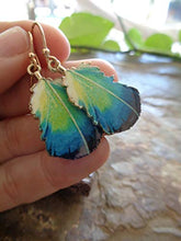 Carica l&#39;immagine nel visualizzatore di Gallery, ✿ FOGLIA ORO SMALTO - ✿ orecchini piuma di pavone verde - blu -...