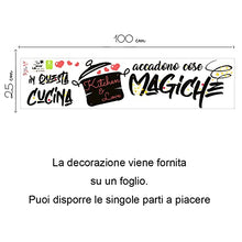 Carica l&#39;immagine nel visualizzatore di Gallery, Adesivi Murali Cucina in questa cucina accadono cose magiche Frasi scritte italiano wall stickers kitchen decorazione casa adesivi da parete adesivo muro citazioni decorazioni da muro Stickerdesign