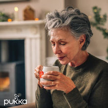 Carica l'immagine nel visualizzatore di Gallery, Pukka Herbs | Calendario dell'Avvento con tisane biologiche Days of Joy | Idea regalo | Eco-friendly e sostenibile | Senza cioccolato | Senza lattosio | 24 filtri, Rosso, 69639960