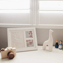 Carica l&#39;immagine nel visualizzatore di Gallery, Bubzi Co Cornice con impronta bimbo in argilla – Kit portafoto impronta...