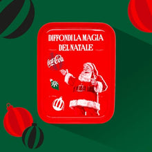 Carica l'immagine nel visualizzatore di Gallery, Coca-Cola Christmas Box – Box Limited Edition con 3 Bottiglie di Vetro da 330ml Coca-Cola Assortite, 1 Apribottiglie, 1 Vassoio e 4 Decorazioni Natalizie Trudi