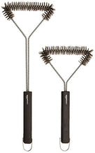 Carica l&#39;immagine nel visualizzatore di Gallery, AmazonBasics - Spazzola a 3 Lati per Barbecue, 30.5 cm