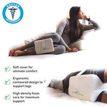 Carica l&#39;immagine nel visualizzatore di Gallery, Cuscino per le Ginocchia Sviluppato da Medici - Supporto Ortopedico in Memory Foam per Traversine Laterali, Sciatica, Dolore Lombare - Cuscino per Gambe per Dormire sul Lato - Manuale Incluso