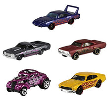 Carica l'immagine nel visualizzatore di Gallery, Hot Wheels Confezione da 5 Veicoli, Macchinine Hot Wheels in Scala 1:64 con Dettagli Autentici, Scegli tra I Temi e i Modelli e Collezionale Tutte, Giocattolo per Bambini, 3+ Anni, 01806