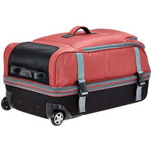 Carica l'immagine nel visualizzatore di Gallery, AmazonBasics - Borsone da viaggio con ruote, Rosso