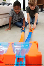 Carica l&#39;immagine nel visualizzatore di Gallery, Hot Wheels Track Builder il Set delle Acrobazie Deluxe, Playset con...