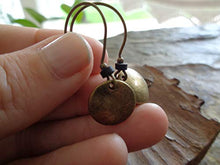 Carica l'immagine nel visualizzatore di Gallery, ★ BRONZO VINTAGE WASHER &amp; BLACK CERAMIC RONDELL ★ orecchini vintage in bronzo