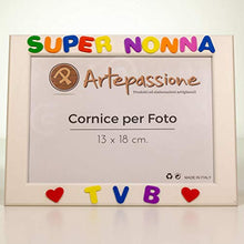 Carica l'immagine nel visualizzatore di Gallery, Cornici per foto in legno con la scritta Super Nonna TVB e decorata con cuoricini, da appoggiare o appendere, misura 13x18 cm Bianca. Ideale per regalo e ricordo.