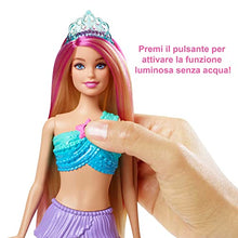 Carica l&#39;immagine nel visualizzatore di Gallery, Barbie-Dreamtopia Sirena Luci Scintillanti Bambola Bionda con Coda che si Illumina, Luci che si Attivano con Acqua e Capelli con Ciocche Rosa, Giocattolo per Bambini 3+ Anni, HDJ36