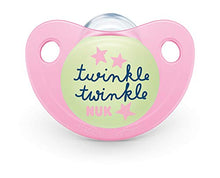 Carica l'immagine nel visualizzatore di Gallery, NUK 10177145 Trendline Night &amp; Day - Ciuccio luminoso in silicone, 18-36...