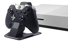 Carica l&#39;immagine nel visualizzatore di Gallery, AmazonBasics - Stazione di ricarica in alluminio per controller Xbox...