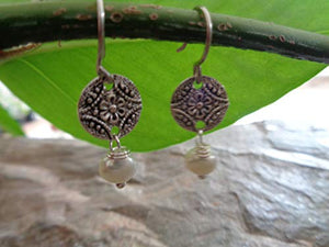 ♥ PERLA D'ACQUA DOLCE SUL DISCO PICCOLO DI FIORI ♥ Orecchini delicati e...