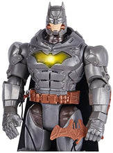 Carica l'immagine nel visualizzatore di Gallery, Batman DC Comics, Personaggio Deluxe Battle Strike 30 cm, 5 Accessori, Oltre 20 Suoni, Giocattoli da Collezionare per Bambini e Bambine dai 3 Anni in su