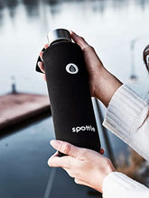 Carica l&#39;immagine nel visualizzatore di Gallery, spottle® Custodia in neoprene per piatti in vetro da 550, 750 e 950ml, Porta Bottiglia Acqua in Neoprene con con pratica cappio di trasporto realizzata in neoprene ecologico (Nero, 550ml)