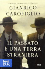 Carica l&#39;immagine nel visualizzatore di Gallery, Il passato è una terra straniera (Italiano) Copertina flessibile – 4 gennaio...