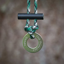 Carica l'immagine nel visualizzatore di Gallery, The Friendly Swede Collana in Paracord con Accendifuoco - Verde Militare