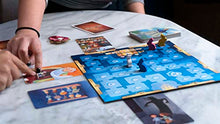 Carica l'immagine nel visualizzatore di Gallery, Asmodee - Dixit - Gioco da Tavolo di Immaginazione e Fantasia, 3-8 Giocatori, 8+ Anni, Edizione in Italiano