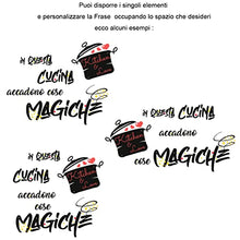 Carica l&#39;immagine nel visualizzatore di Gallery, Adesivi Murali Cucina in questa cucina accadono cose magiche Frasi scritte italiano wall stickers kitchen decorazione casa adesivi da parete adesivo muro citazioni decorazioni da muro Stickerdesign