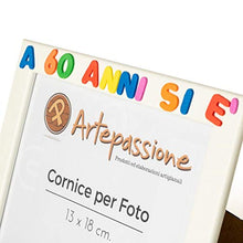 Carica l&#39;immagine nel visualizzatore di Gallery, Cornici per foto in legno 13x18cm con scritto A 60 Anni si è più Giovane, da...