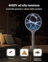 Carica l'immagine nel visualizzatore di Gallery, YISSVIC Racchetta Zanzare Elettrica 4000V con USB Ricaricabile e LED 2 in 1, 1500mAh Protezione Maglia a 3 Strati Adatto per Casa Giardino Campeggio Interni ed Esterni, Bianco