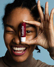 Carica l&#39;immagine nel visualizzatore di Gallery, Labello Blackberry Shine in confezione da 1 (1 x 4,8 g), matita per la cura delle labbra con delicata lucentezza rossa e pigmenti brillanti, cura delle labbra senza oli minerali