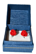 Carica l&#39;immagine nel visualizzatore di Gallery, Orecchini rose rosse chiodini gioielli a perno regalo per lei all&#39;uncinetto...