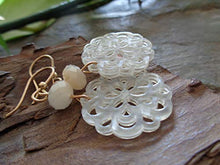 Carica l&#39;immagine nel visualizzatore di Gallery, ✿ FIORI DI IN CRISTALLO O RESINA ✿ Orecchini fatti a mano realizzati...