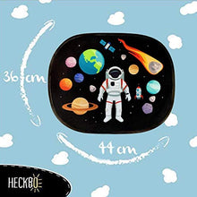 Carica l'immagine nel visualizzatore di Gallery, 2x HECKBO Parasole Autoadesivo per Auto - Protezione dal Sole per Bambini - Astronauta - 44x36cm - Tendine Autoadesive per Finestrini e Lunotto con Custodia