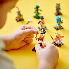 Carica l&#39;immagine nel visualizzatore di Gallery, LEGO 71034 Minifigures Serie 23, Set Bustine in Edizione Limitata 2022, Collezione con 1 di 12 Personaggi a Caso con Elfo, Renna e Accessori Originali