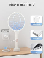 Carica l'immagine nel visualizzatore di Gallery, YISSVIC Racchetta Zanzare Elettrica 4000V con USB Ricaricabile e LED 2 in 1, 1500mAh Protezione Maglia a 3 Strati Adatto per Casa Giardino Campeggio Interni ed Esterni, Bianco