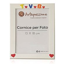 Carica l&#39;immagine nel visualizzatore di Gallery, Cornici per foto in legno con la scritta TVB e decorata con cuoricini, da appoggiare o appendere, misura 13x18 cm Bianca. Ideale per regalo e ricordo.