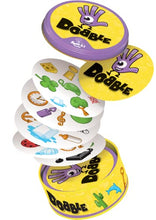 Carica l'immagine nel visualizzatore di Gallery, Asmodee - Dobble - Divertente Gioco da Tavolo per Tutta la Famiglia, 2-8 Giocatori, 6+ Anni, Edizione in Italiano