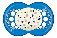 Carica l&#39;immagine nel visualizzatore di Gallery, MAM - Set di 2 succhietti che si illuminano al buio, con custodia Blu (Blue) - Ilgrandebazar