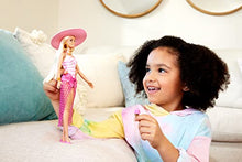 Carica l&#39;immagine nel visualizzatore di Gallery, Barbie - Bambola bionda con costume da bagno rosa e bianco, Barbie con pareo a pois, cappello da sole, tote bag e tanti accessori da spiaggia, giocattolo per bambini, 3+ anni, HPL73