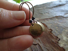 Carica l'immagine nel visualizzatore di Gallery, ★ BRONZO VINTAGE WASHER &amp; BLACK CERAMIC RONDELL ★ orecchini vintage in bronzo