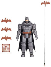 Carica l'immagine nel visualizzatore di Gallery, Batman DC Comics, Personaggio Deluxe Battle Strike 30 cm, 5 Accessori, Oltre 20 Suoni, Giocattoli da Collezionare per Bambini e Bambine dai 3 Anni in su