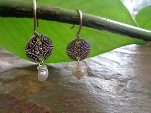 ♥ PERLA D'ACQUA DOLCE SUL DISCO PICCOLO DI FIORI ♥ Orecchini delicati e...