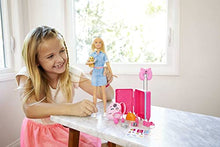 Carica l&#39;immagine nel visualizzatore di Gallery, Barbie Set da Viaggio - Bambola con Valigia Apribile e Cucciolo - Abito di Jeans - Adesivi - 10+ Accessori - Regalo per Bambini 3+ Anni, FWV25