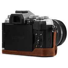 Carica l&#39;immagine nel visualizzatore di Gallery, MegaGear Custodia in Vera Pelle Compatibile con Olympus Om-D E-M5 Marrone