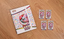 Carica l'immagine nel visualizzatore di Gallery, Collezione con raccoglitore di carte dell’espansione Scarlatto e Violetto - 151 del GCC Pokémon (fogli con nove tasche e quattro buste di espansione), edizione in italiano