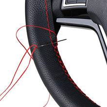 Carica l&#39;immagine nel visualizzatore di Gallery, Coprivolante fai-da-te in pelle morbida sul volante dell&#39;auto con Black Red