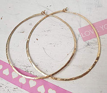 Carica l&#39;immagine nel visualizzatore di Gallery, Orecchini a cerchio martellati 14k oro riempito a grandi...