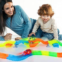 Carica l&#39;immagine nel visualizzatore di Gallery, Pista Macchinine Luminosa Elettriche Auto Giocattolo Flessibile Pista Macchinine Colorate Carrera 240 Pezzi con 2 Glow Cars Macchinine Giocattolo per Bambini 3 4 5 6 Anni