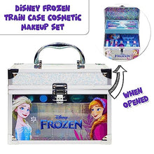 Carica l&#39;immagine nel visualizzatore di Gallery, Disney Frozen - Townley Girl Il set per il trucco cosmetico Train Case include lucidalabbra, luccichio per gli occhi, pennelli, accessori per smalto e altro
