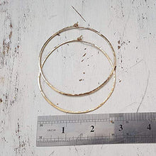Carica l&#39;immagine nel visualizzatore di Gallery, Orecchini a cerchio martellati 14k oro riempito a grandi...