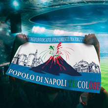 Carica l&#39;immagine nel visualizzatore di Gallery, MAGNATEVE &#39;O LIMONE Bandiera Popolo di Napoli 2023 Originale – Bandiera 90x150 cm Vesuvio Erutta – Gadget Idea Regalo Tifoso Calcio Originali – Idee Regali Divertenti per Tifosi